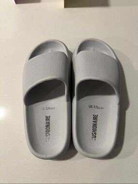 Cushionaire Slide Sandals in Light Gray - US 7